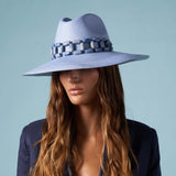 Ine Clasico à large bord