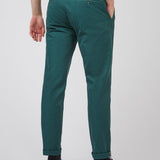 Pantalón chino exclusivo en verde océano